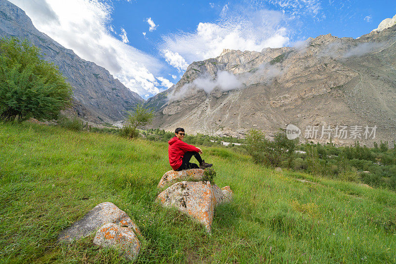 一名亚洲游客在喀喇昆仑高山上旅行。巴基斯坦skardui - gilgit的自然景观背景。在假期旅行。人们的生活方式。